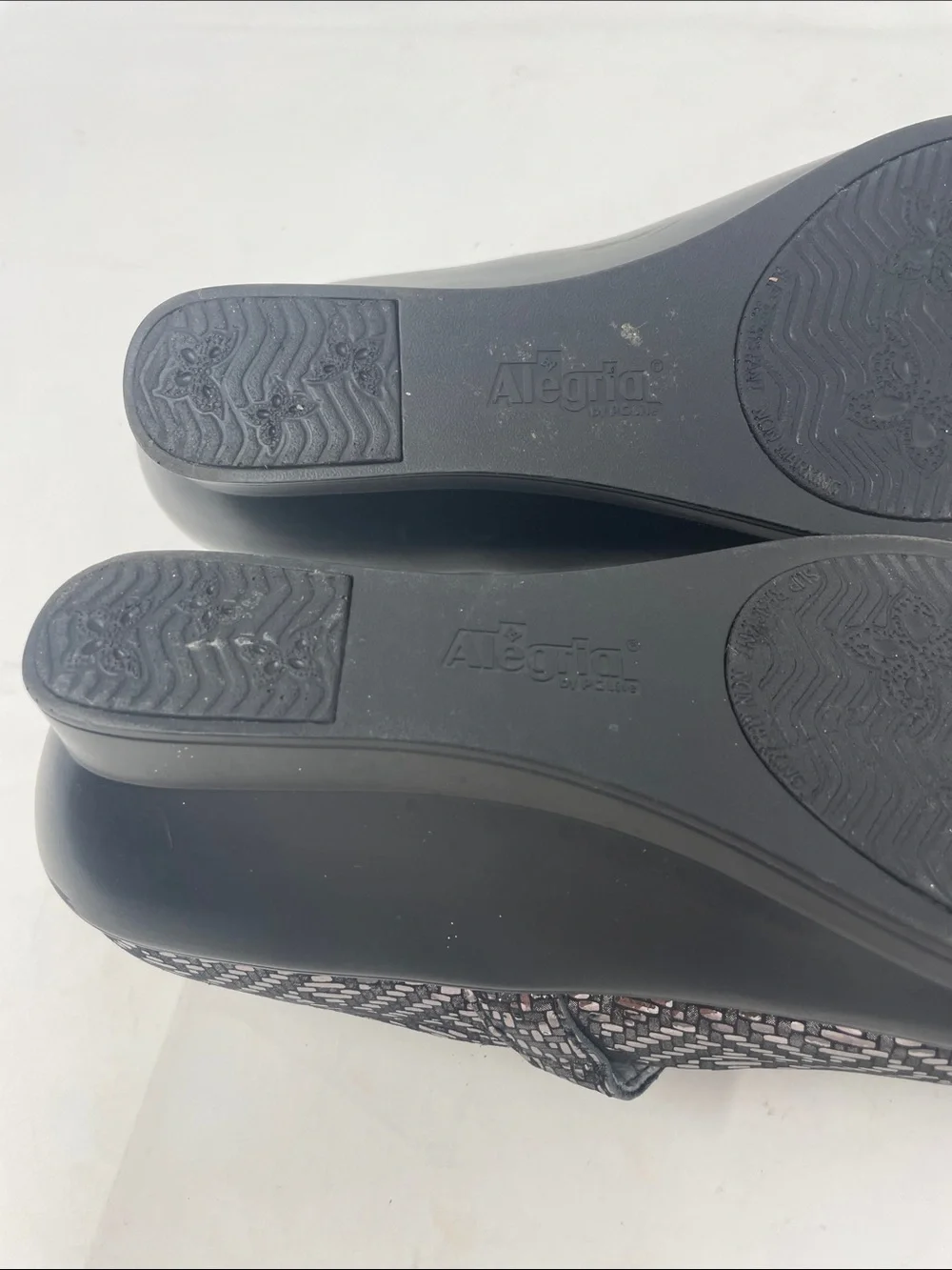 Alegria Metallic Gray Mary Jane Wedged Flats with Patterned Upper Size 8.5